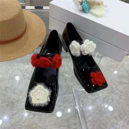 Mary Janes schoenen voor meisjes lente glanzend lederen bloemen decor dikke hoge hak pompen vrouwen Britse stijl enkele schoen