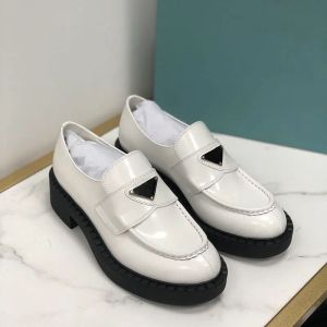 Mocassins pointus en cuir brossé de style masculin Chaussures à plateforme à lacets Femmes Baskets de luxe surdimensionnées Chunky Lug Émail Triangle Logo