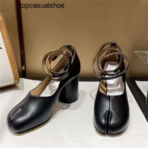 Masion mihara schoenen mm6 split ontwerper dames teen ninja tabi pomp vrouw hoge hak varken voeten ondiepe sandaal gespog rond hoofd vrouwen jurk schoen