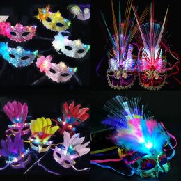 Masques 10pcs LED Glow Light Up Plumes Mascarades Masque Vénitien Costume Fête D'anniversaire Bandeau Lunettes De Noël 2023 navidad