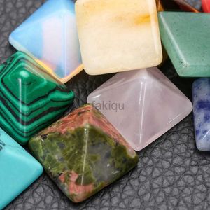 Massage Stones Rocks Mini Stone Natural guérison Pyramide Pyramide Gemone Quartz Crystal Green Aventurine Chakra Malachite Blue Sandstone Ornement de la maison 240403