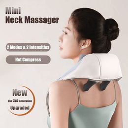 Masajeador de cuello Pillowws 2023 Equipo de masaje con almohada de rotación de amasamiento 5D Masajeador de manos libres y hombros 230825