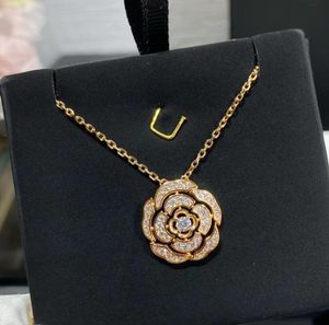 Master's klassiek vervaardigde damesketting Camellia-hanger met gouden platina lintdiamanten, perfecte mode-stijl