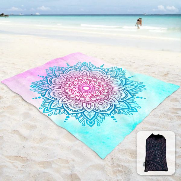 Couverture de plage anti-sable avec poches d'angle et sac en filet pour fête sur la plage, voyage, camping, aquarelle bleu ciel rose clair mandala