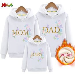 Tenues de famille assorties hiver chaud enfants pull plus velours sweats à capuche pull vêtements papillon fleur papa maman bébé tenues haut 231220