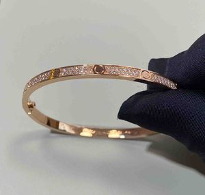 Matériau 8k Real Gold Charm Thin Leve Bracelet avec tous les diamants pour femmes et les bijoux de fiançailles pour hommes ont un certificat de coffre de tampon PS9206 169775