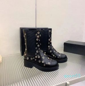 Materiais Botas minimalistas de couro real com ferragens em preto e branco