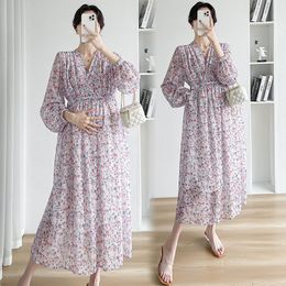 Zwangerschapsjurken 2301# Spring Koreaanse mode Bloemen Gedrukte Chiffon Materniteit Lange jurk Elegant A Line Across V Neck Zwangerschap Kleding 230428