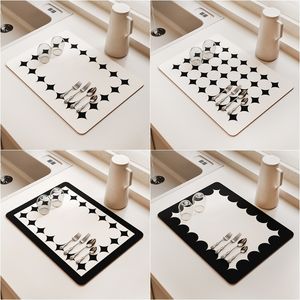 Matten Pads Zwart wit Keuken Water Absorberende Pad Diatomeeënaarde Drogen Gerechten Afvoer Mat Sink Aanrecht Protector Placemat voor Badkamer 230627