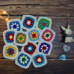 Matten pads DIY Haak Doilies Multicolor Coasters Square Table Decoratie Handgemaakte Cup Pad 9cm wollen kleding Patch 50 stks/Lot 230227