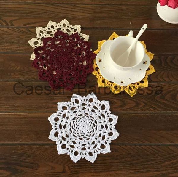 Tapetes Almohadillas Moda europea 20 picslot 18 cm Tapetes de encaje de ganchillo de algodón redondo fieltro colorido para mesa de té mantel servilleta taza posavasos estera x0715