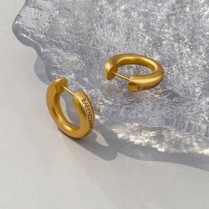 Boucles d'oreilles en forme d'anneau uni en or mat pour femmes, nouvelle tendance de la mode, design de petite foule, boucles d'oreilles légères, de luxe et de sens élevé