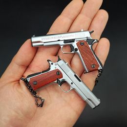 Matte metaal miniatuur pistoolmodel collectie sleutelhanger hanger houten handgreep speelgoed pistool legering sleutels verwijderbaar cadeau 1156