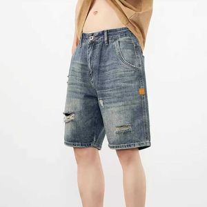 Modèle de grattement blanc mat Shorts décontractés pour hommes tendance estivale jeans en détresse silhouette en forme de poire lâche et mincer droite jambe droite