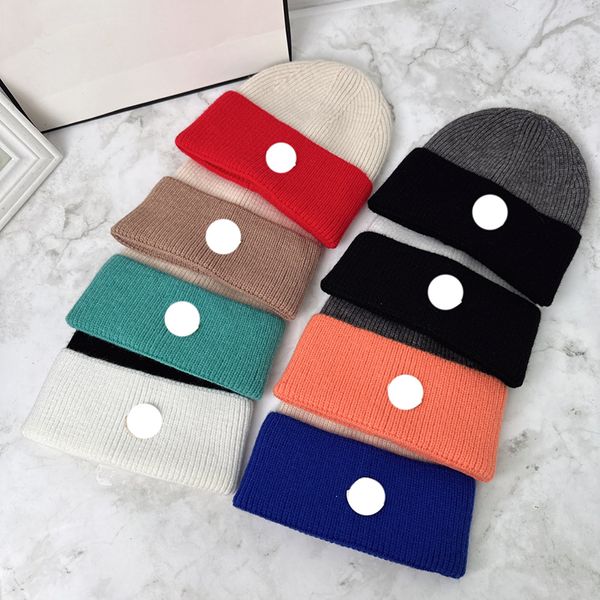 Gorro de invierno para mujer Gorro de diseñador Insignia bordada para mujer Gorro de punto cálido Gorro con protección para los oídos con solapa Sombrero con diadema Gorro de lana Gorro para el frío informal versátil