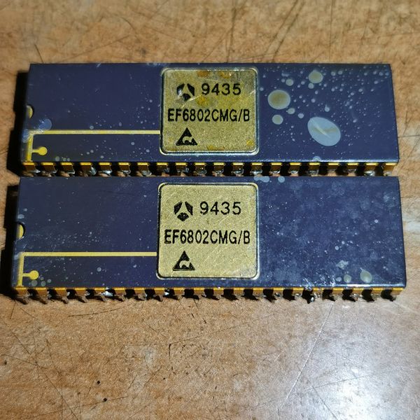 EF6802CMB/B Composants électroniques Surface dorée Microprocesseur 8 bits Puces cpu EF6802 Double en ligne 40 broches Boîtier en céramique IC Processeur vintage 6802 IC intégré