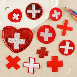 Patch thermocollant médical en forme de cœur avec croix rouge, patch brodé à paillettes en forme de cœur d'amour pour vêtements, vestes, sacs à dos, décorations DIY