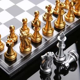 Ensemble d'échecs médiéval avec un échec de haute qualité 32 pièces d'échecs en argent en or