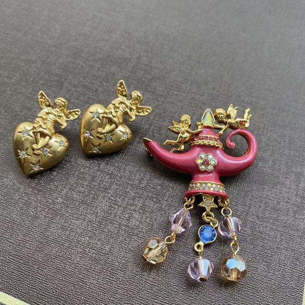 Diseño medieval con pendientes de diamantes, decoración de borlas, broche de tetera, conjunto de joyería de estilo ligero de lujo