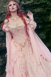 Robes de mariée de robe de bal rose médiévale 2021 Vintage Halloween hors épaule manches royales dentelle perles jardin gothique à lacets mariée 3016