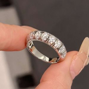 Middeleeuwse stijl volledige cirkelboog gerangschikt diamanten wijsvingerring