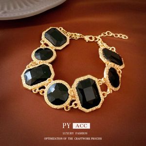 Crystal géométrique de carré noir vintage médiéval dans un bracelet de niche exagéré