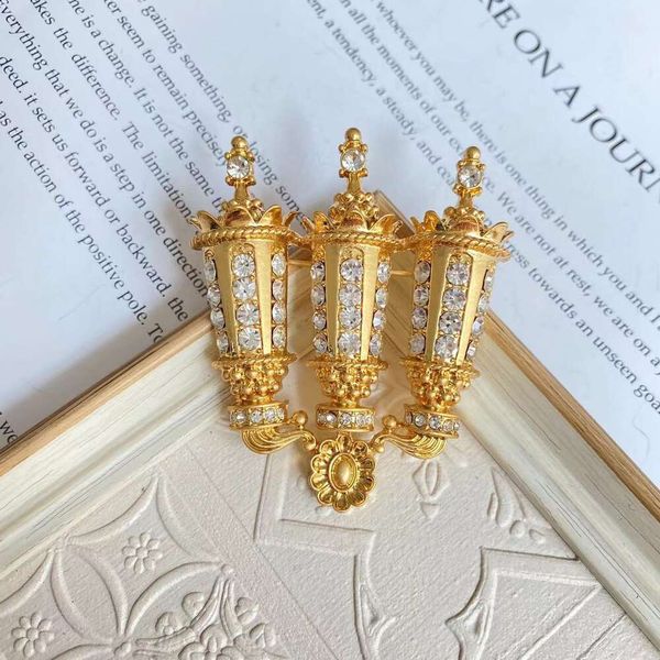 Palais vintage médiéval parsemé de diamants, broche littéraire et luxueuse dorée élégante