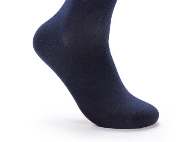 Chaussettes tube moyen vente en gros succès pour hommes broderie standard couleur unie affaires quotidiennes chaussettes de marche printemps automne matériau principal coton sous-vêtements pour hommes