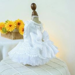 Ropa de perro de tamaño mediano para bodas elegante vestido de novia de encaje de encaje pequeño princesa princesa princesa con perla 240412