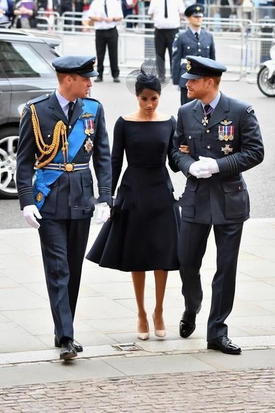 Meghan Markle Vestidos cortos de fiesta azul marino Vestidos para madre de la novia Una línea Hasta la rodilla Manga larga Novio Madre Vestidos de fiesta formales 2346F