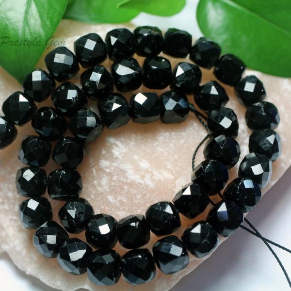 Meihan Natural Natural de 8 mm Negro Turmalina Cubo de piedra Facebro suelto para joyas Collar de pulsera de bricolaje de diseño