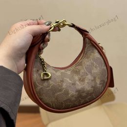 Sac à bracelet Meikou avec sac de pendant mini sac à bandoulière Small Malf-Moon Handbag Femmes Classic Luxury Le cuir à lèvres Sac Mobile Phone Phone Sac 240423