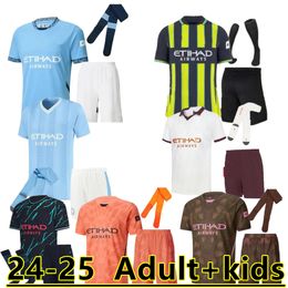 Men Adult Kids Kit 2024 2025 Mancheste Man City Haaland Soccer Jerseys J.Alvarez Ederson 23 24 25 De Bruyne Mans Cities Grealish Ederson Mahrez Foden Football Shirt 888 888