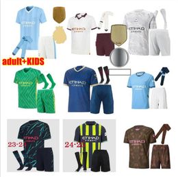 Hombres Kits para niños adultos Man Ciudad de Haaland Jerseys J.Alvarez Ederson 23 23 24 De Bruyne Mans Cities Grealish Bernardo Ederson Mahrez Foden 2023 2024 2025 Camisa de Football