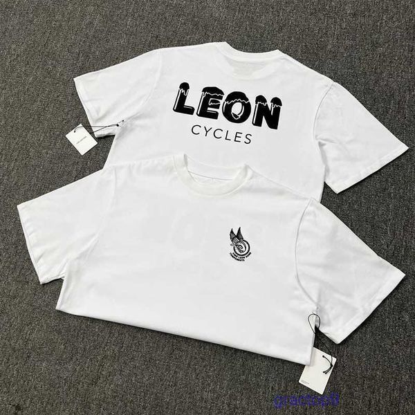 Hombres y mujeres Moda Camiseta Diseñadores Leon Dore Artista Americano Graffiti Manga corta Pareja Versátil Casual OLFZ