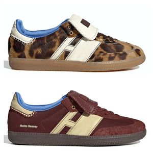 Hombres y mujeres salen con suela gruesa de color leopardo, zapatos deportivos informales de color blanco leche y marrón oscuro, zapatos de tabla característicos