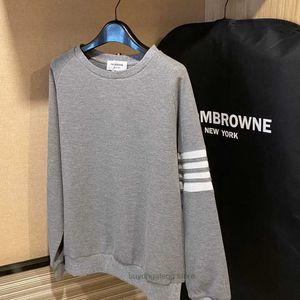 Suéter para hombres y mujeres Diseñador de moda Thombrownsweatshirt Nuevo estilo universitario clásico Sudadera con capucha tipo gofre con cuello redondo