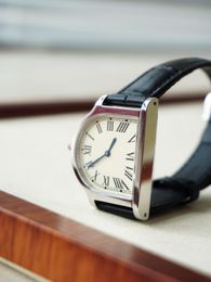 Mannen en vrouwen kijken naar luxry horloge Zwitserse beweging saffier gezicht lederen riem ontwerper horloges 2 kleuren kwarts beweging zijden riem snelle levering