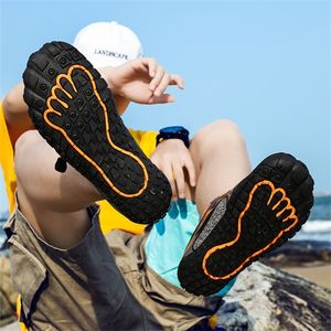 Mannen aqua schoenen op blote voeten zwemmen man sneakers stroomopwaarts ademend wandelen sport sneldrogende rivier zeewater Y0717