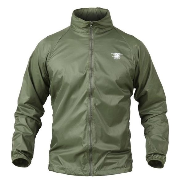 Hombres Ejército Navy Seal Chaqueta de camuflaje ligera Táctica militar Impermeable Capucha fina Impermeable Cortavientos Chaquetas de piel LJ2010132094140