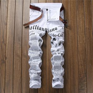 Pantalones vaqueros de otoño hip hop para hombre, pantalones vaqueros clásicos con estampado de letras de periódico, pantalones vaqueros ajustados informales, moda joven para hombre blanco