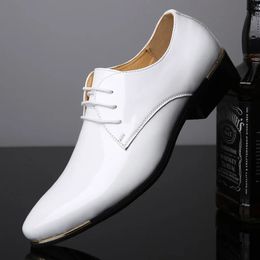 Men Brand Quality Ly S Patent Men de mariage Black Blanc Soft Man Robe en cuir chaussures décontractées Dre Shoe Caual