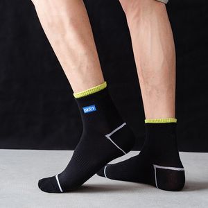 Hombres calcetines de baloncesto transpirable 5 colores Regalo de calcetín de algodón casual para novio de amor de alta calidad