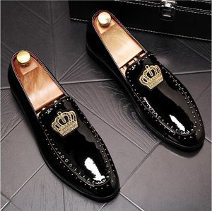 Mannen Ademend Brits Fashion Party Nightclub Dress Shoes Crown Leather Borduurwerk Rivets Loafers Slip-on Lazy Riving 2106