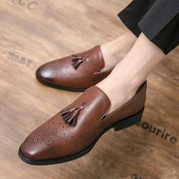 Men Brogue Fashion Mandons en caoutchouc Sole Business Robe Letter Flats Cuir Chaussures Bureau pour l'homme Moccasins