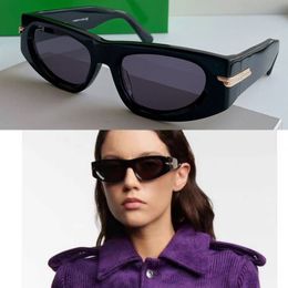 Men Classic Rivet Sunglasses 1144S pour femmes Lunettes de soleil de mode de mode Derniers Vente Noire Gris Sune Italie Occhiali da Sole Sole Quality de qualité UV400 Lens avec aléatoire