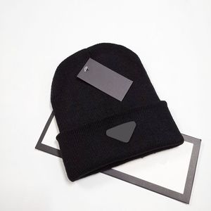 Hommes Designer Bonnet Couleur Unie Femmes Hiver Tricot Chapeaux Triangle De Luxe Chapeau En Plein Air Impression De Haute Qualité 2021