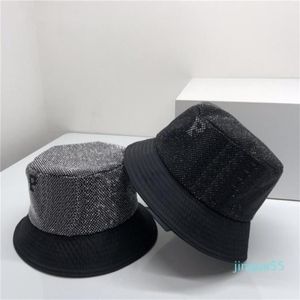 Sombrero de cubo con diamantes brillantes de diseñador para hombre, sombrero de pescador para mujer, gorro esquinero con diamantes de imitación, letra P 2308221BF268C