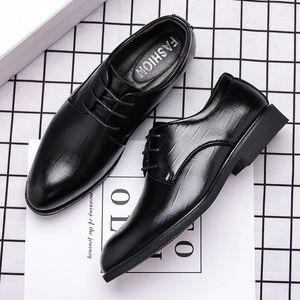 Hombres de moda Hombre maduro PU Cuero Lace-Up Business casual de mocasines puntiagudas