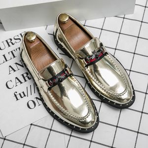 Men Fashion glanzende klassieke loafers schoenen pu ronde hoofd één pedaal klein vliegende insectendecoratie zakelijk casual bruiloftsfeest dagelijks 53